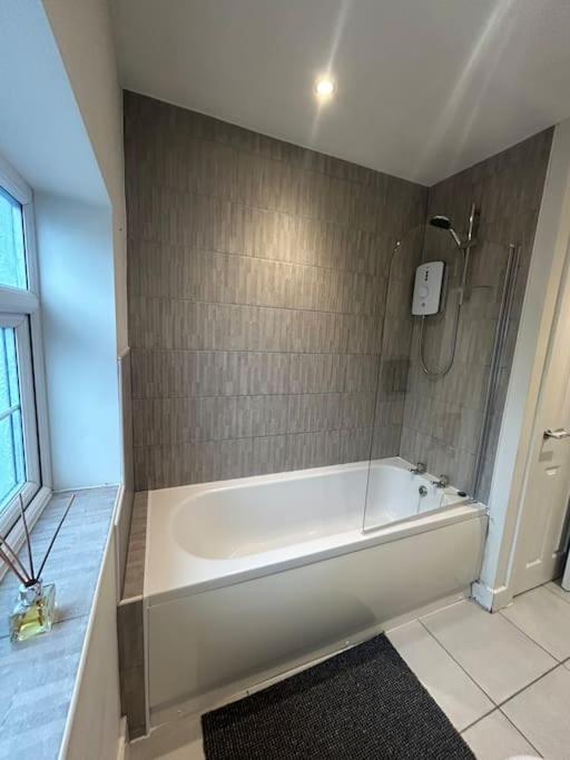 Luxury Countryside Stay - Waters Upton, テルフォード エクステリア 写真