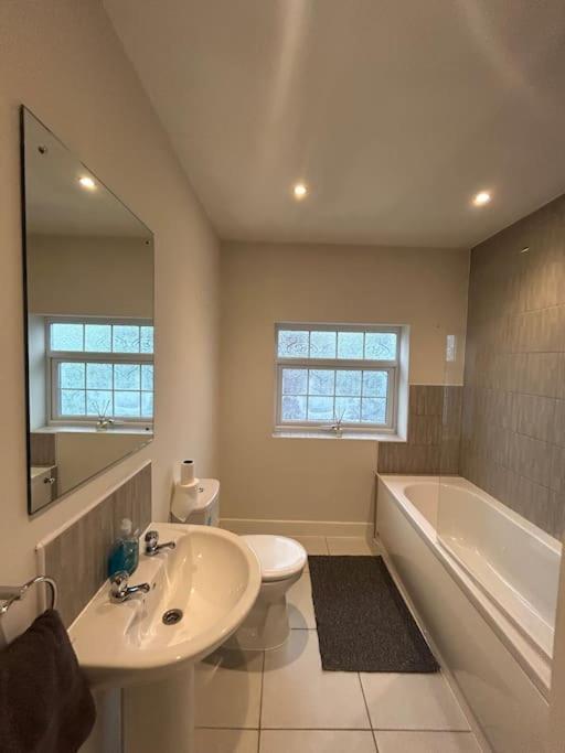 Luxury Countryside Stay - Waters Upton, テルフォード エクステリア 写真