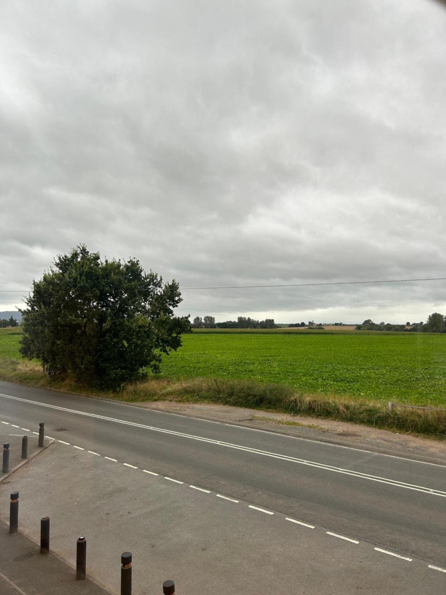 Luxury Countryside Stay - Waters Upton, テルフォード エクステリア 写真