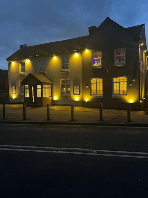 Luxury Countryside Stay - Waters Upton, テルフォード エクステリア 写真