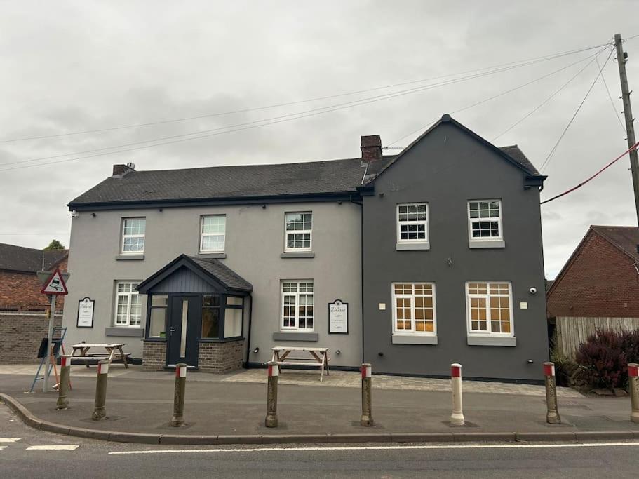 Luxury Countryside Stay - Waters Upton, テルフォード エクステリア 写真