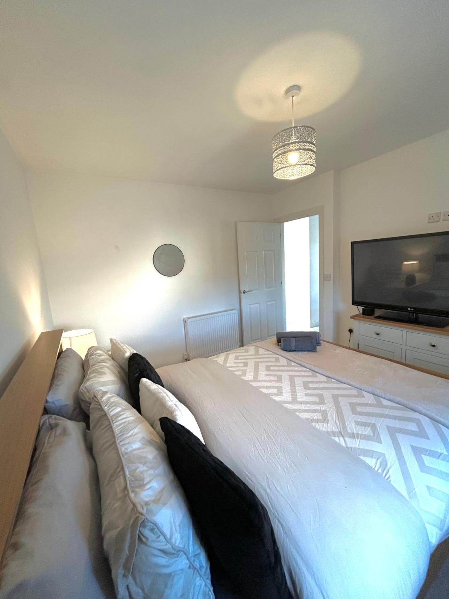 Luxury Countryside Stay - Waters Upton, テルフォード エクステリア 写真